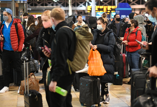 Packed trains in London as people flea new COVID restrictions