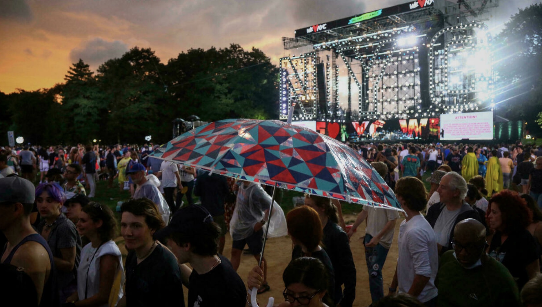 Henri cuts short COVID concert in NYC during Barry Manilow song