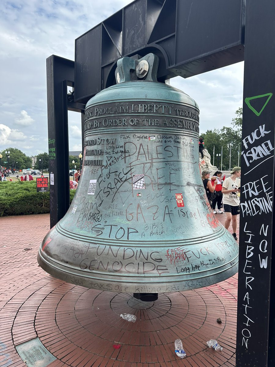 Dc chaos! Flags taken down at Union Station and replaced with Palestinian flags
