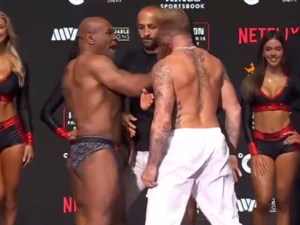 Mike Tyson slaps before Friday night fight